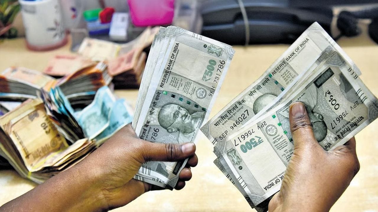 જો વીમો ન હોય તો બેંક શું કરે છે: જો મૃતકે વ્યક્તિગત લોનનો વીમો ન કરાવ્યો હોય, તો બેંક મૃતક વ્યક્તિ છોડી ગયેલ સંપત્તિમાંથી બાકી રકમ વસૂલ કરી શકે છે. આમાં બચત ખાતાના બેલેન્સ, ફિક્સ્ડ ડિપોઝિટ, શેર, મ્યુચ્યુઅલ ફંડ, સોનું અથવા રિયલ એસ્ટેટનો સમાવેશ થઈ શકે છે. આનો અર્થ એ છે કે બેંક ફક્ત મૃતક દ્વારા છોડી ગયેલ મિલકતની રકમ વસૂલ કરી શકે છે.