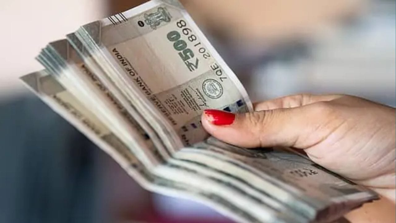 લોન વીમો રાહત પૂરી પાડે છે: ઘણી બેંકો અને ફાઇનાન્સ કંપનીઓ પર્સનલ લોન સાથે લોન સુરક્ષા વીમો આપે છે. જો લેનાર આ વીમો લે છે અને મૃત્યુ પામે છે, તો બેંક વીમા કંપની પાસેથી દાવો કરે છે. પોલિસીની શરતો અનુસાર, વીમા કંપની બાકી લોનની રકમ ચૂકવે છે અને લોન ખાતું બંધ થઈ જાય છે. આમ પરિવાર પર કોઈપણ નાણાકીય બોજ આવતો છે. જોકે, એ નોંધવું અગત્યનું છે કે આ વીમો વૈકલ્પિક છે, ફરજિયાત નથી.