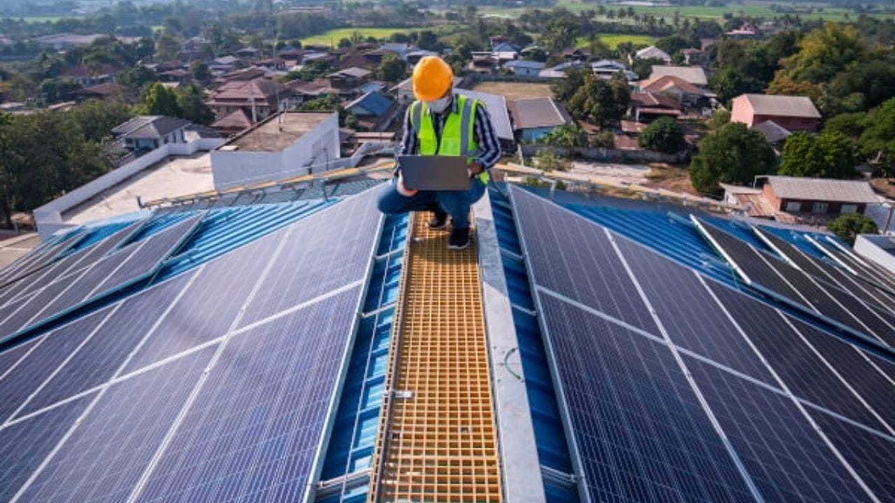 2026 સુધીમાં, ભારત સરકારની PM સૂર્ય ઘર મુફ્ત વીજળી યોજના જેવી પહેલોથી સૌર ઉર્જા વધુ સસ્તી અને સરળ બની રહી છે. આવી સ્થિતિમાં, 2 kW સોલાર સિસ્ટમની ક્ષમતા, તેનાથી કયા ઉપકરણો ચલાવી શકાય, કુલ ખર્ચ અને ઉપલબ્ધ સબસિડી વિશે સમજવું ખૂબ જરૂરી બની જાય છે. આ લેખમાં, અમે નવીનતમ માહિતીના આધારે આ તમામ મુદ્દાઓને વિગતવાર રીતે સમજાવી રહ્યા છીએ.