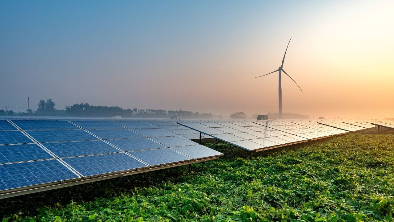 2025 સુધીમાં ભારતમાં સૌર ટેકનોલોજીમાં નોંધપાત્ર પ્રગતિ થઈ છે. એક 2 kW સોલાર સિસ્ટમ સરેરાશ દરરોજ લગભગ 8 થી 10 યુનિટ વીજળી ઉત્પન્ન કરે છે, જે દર મહિને આશરે 240 થી 300 યુનિટ જેટલી થાય છે. આ ક્ષમતા સામાન્ય રીતે 1–2 BHK ફ્લેટ અથવા 2–3 સભ્યોના પરિવાર માટે પૂરતી માનવામાં આવે છે. જો તમારું માસિક વીજળી બિલ ₹1,500 થી ₹2,000 ની વચ્ચે હોય, તો 2 kW સોલાર સિસ્ટમ તમારી મોટાભાગની વીજળી જરૂરિયાતો પૂરી કરી શકે છે. જોકે, ઉત્પાદન સંપૂર્ણપણે તમારા વિસ્તારના સૂર્યપ્રકાશ, હવામાન અને વીજળી વપરાશના પેટર્ન પર આધાર રાખે છે. ઉત્તર અને પશ્ચિમ ભારત જેવા વિસ્તારોમાં, જ્યાં વર્ષભર સારો સૂર્યપ્રકાશ મળે છે, ત્યાં આ સિસ્ટમ વધુ અસરકારક સાબિત થાય છે.