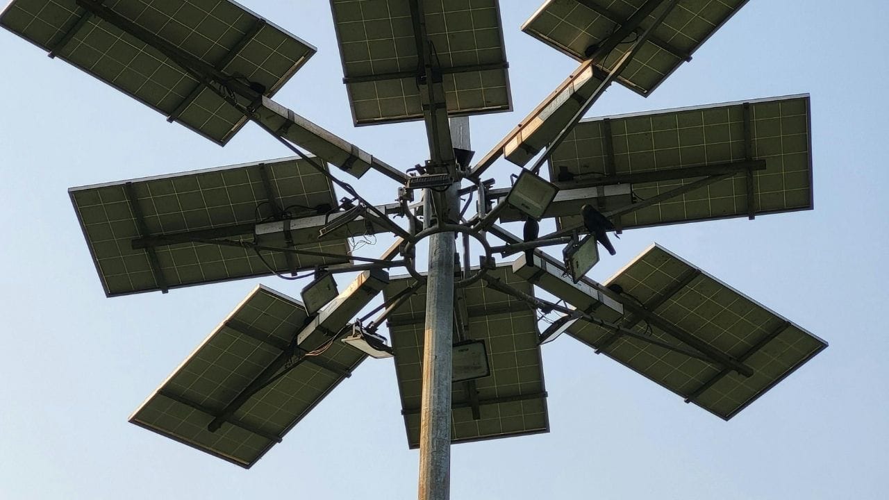 પ્રધાનમંત્રી સૂર્ય ઘર યોજના હેઠળ લોકો પોતાના ઘરની છત પર સોલાર પેનલ ઇન્સ્ટોલ કરી શકે છે. સરકાર દ્વારા અલગ અલગ ક્ષમતાના સોલાર સિસ્ટમ પર સબસિડી આપવામાં આવે છે, જેથી પેનલ લગાવવાનો ખર્ચ સામાન્ય લોકો માટે સસ્તો બને. જો કે, આ યોજનાનો લાભ લેવા માટે છત ઉપલબ્ધ હોવી જરૂરી છે.