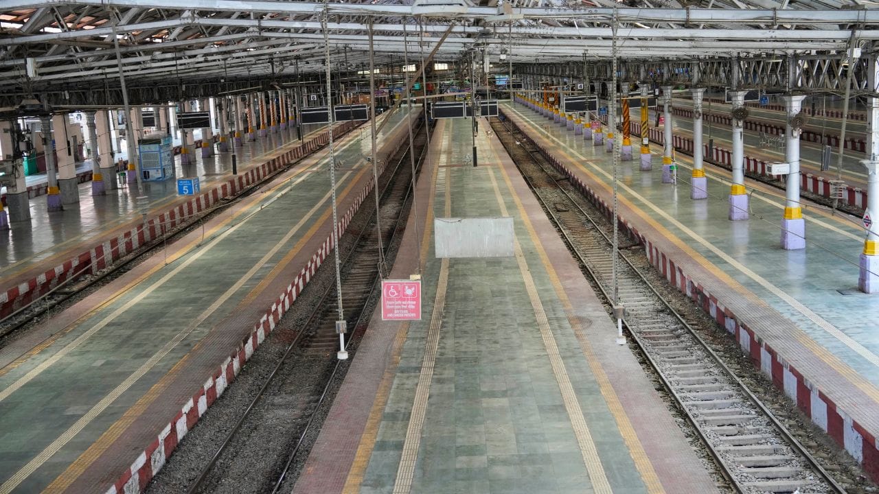 વર્ષ 1853 થી આ સ્ટેશને ઇતિહાસના ઘણા તબક્કા જોયા છે અને તેના નામમાં ઘણા મહત્વપૂર્ણ ફેરફારો થયા છે. વર્ષ 1853માં બોરી બંદર સાથે શરૂઆતમાં આ એક સામાન્ય સ્ટેશન હતું. વર્ષ 1887 માં રાણી વિક્ટોરિયાના ગોલ્ડન જ્યુબિલીના અવસર પર તેનું નામ બદલીને ‘વિક્ટોરિયા ટર્મિનસ (VT)’ રાખવામાં આવ્યું.