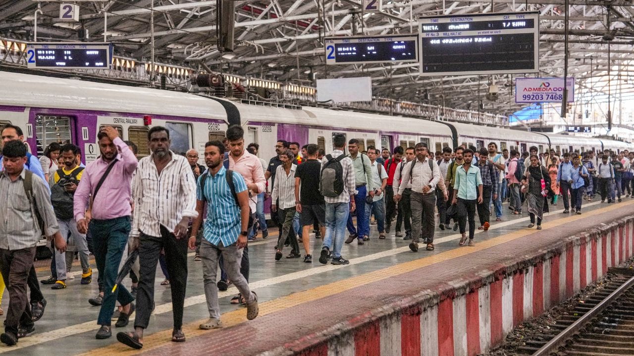 ત્યારબાદ વર્ષ 1996 માં મરાઠા સામ્રાજ્યના યોદ્ધા રાજા શિવાજીના સન્માનમાં તેનું નામ બદલીને 'છત્રપતિ શિવાજી ટર્મિનસ' (CST) રાખવામાં આવ્યું. અંતે વર્ષ 2017માં આ રેલવે સ્ટેશનના નામમાં ‘મહારાજ’ શબ્દ જોડવામાં આવ્યો અને આજે તે છત્રપતિ શિવાજી મહારાજ ટર્મિનસ (CSMT) નામથી સમગ્ર વિશ્વમાં ઓળખ ધરાવે છે.