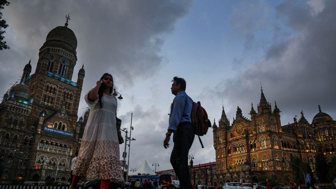 ભારતના પ્રથમ રેલવે સ્ટેશનનું નામ 'બોરી બંદર' હતું અને તે વર્ષ 1853 માં બનાવવામાં આવ્યું હતું. આ સ્ટેશન મુંબઈ (તે સમયે બોમ્બે) માં આવેલું હતું. આ સ્ટેશન ઐતિહાસિક રીતે મહત્વપૂર્ણ છે, કારણ કે ભારતની પ્રથમ પેસેન્જર ટ્રેન 16 એપ્રિલ, 1853 ના રોજ આ બોરી બંદર સ્ટેશનથી થાણે માટે રવાના થઈ હતી. તે સમયે સ્ટેશનનું માળખું સરળ હતું પરંતુ આ રેલવેએ ભારતના ભવિષ્યનો પાયો નાખ્યો હતો.