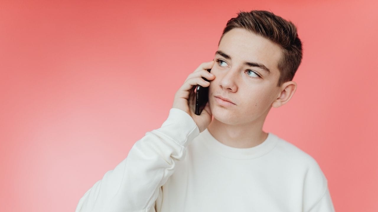 ભારતમાં જેમ Jio, Airtel અને VI મુખ્ય ખાનગી ટેલિકોમ ખેલાડીઓ છે, તેવી જ રીતે પાકિસ્તાનમાં પણ કેટલીક મોટી ટેલિકોમ કંપનીઓ કાર્યરત છે. પાકિસ્તાનમાં લોકો મુખ્યત્વે Jazz, Zong, Telenor અને Ufone જેવી કંપનીઓના નેટવર્કનો ઉપયોગ કરે છે. પરંતુ સબ્સ્ક્રાઇબર્સની સંખ્યાના આધાર પર જોવામાં આવે તો Jazz પાકિસ્તાનની સૌથી મોટી ટેલિકોમ કંપની છે.