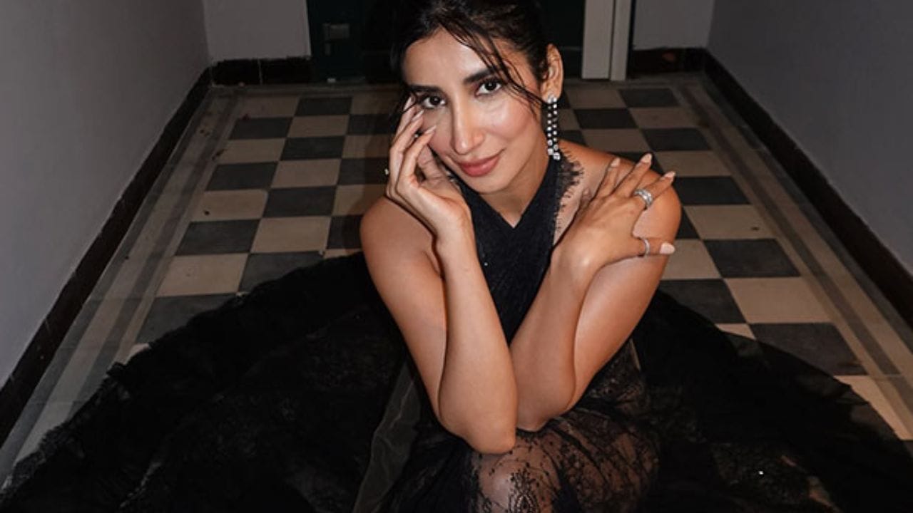 પારુલે 2009માં ટીવી શો યે પ્યાર ના હોગા કામથી અભિનય જગતમાં પ્રવેશ કર્યો. ત્યારબાદ તેમણે અનેક મોટા-નાના પ્રોજેક્ટ્સમાં અભિનય કર્યો, પરંતુ તેમનું મન માત્ર કેમેરા સુધી મર્યાદિત નહોતું. તેમને શરૂઆતથી જ પોતાનો બિઝનેસ શરૂ કરવાનો પ્રબળ ઈરાદો હતો. ભારતમાં પ્રીમિયમ હેર એક્સટેન્શન અને હેર પ્રોડક્ટ્સની ઓચિંતી માંગને ઓળખીને તેમણે એક નવી, વિશ્વસનીય બ્રાન્ડ બનાવવા વિચાર્યું.