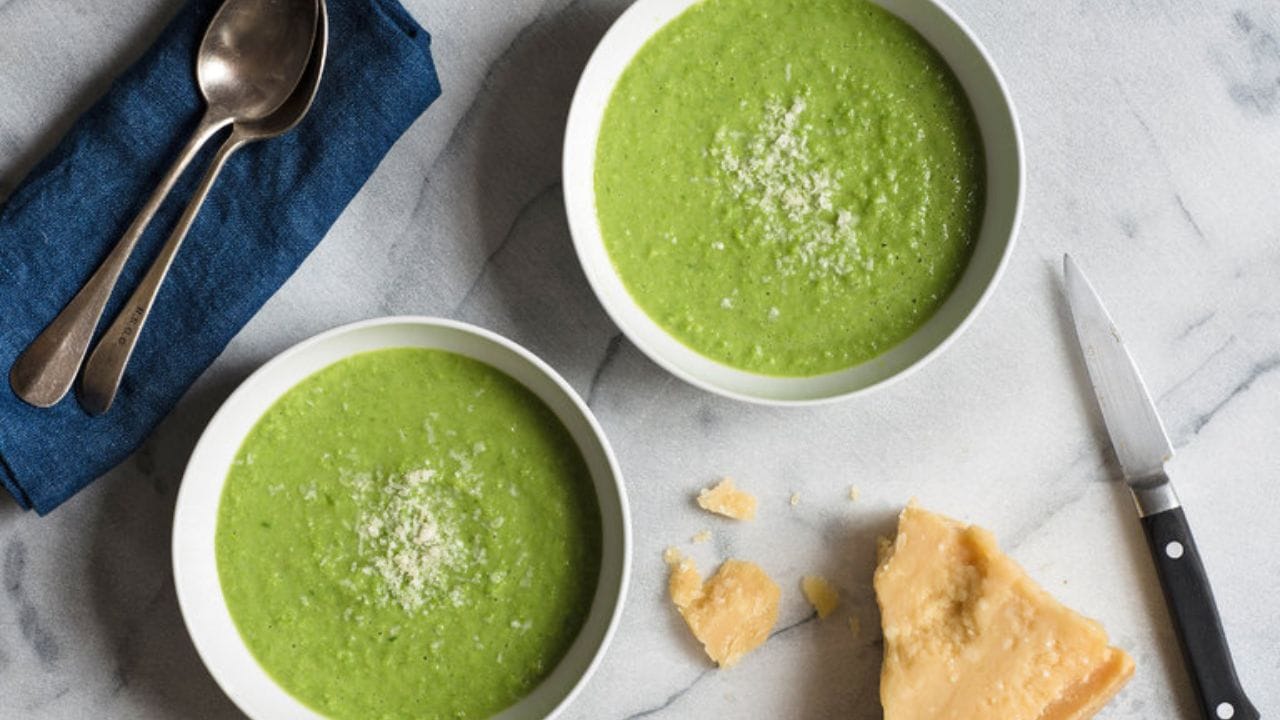 પરંતુ આજે અમે તમને વટાણાની છાલમાંથી સ્વાદિષ્ટ અને પૌષ્ટિક સૂપ કેવી રીતે બનાવાય તેની રેસિપી જોઈશું.