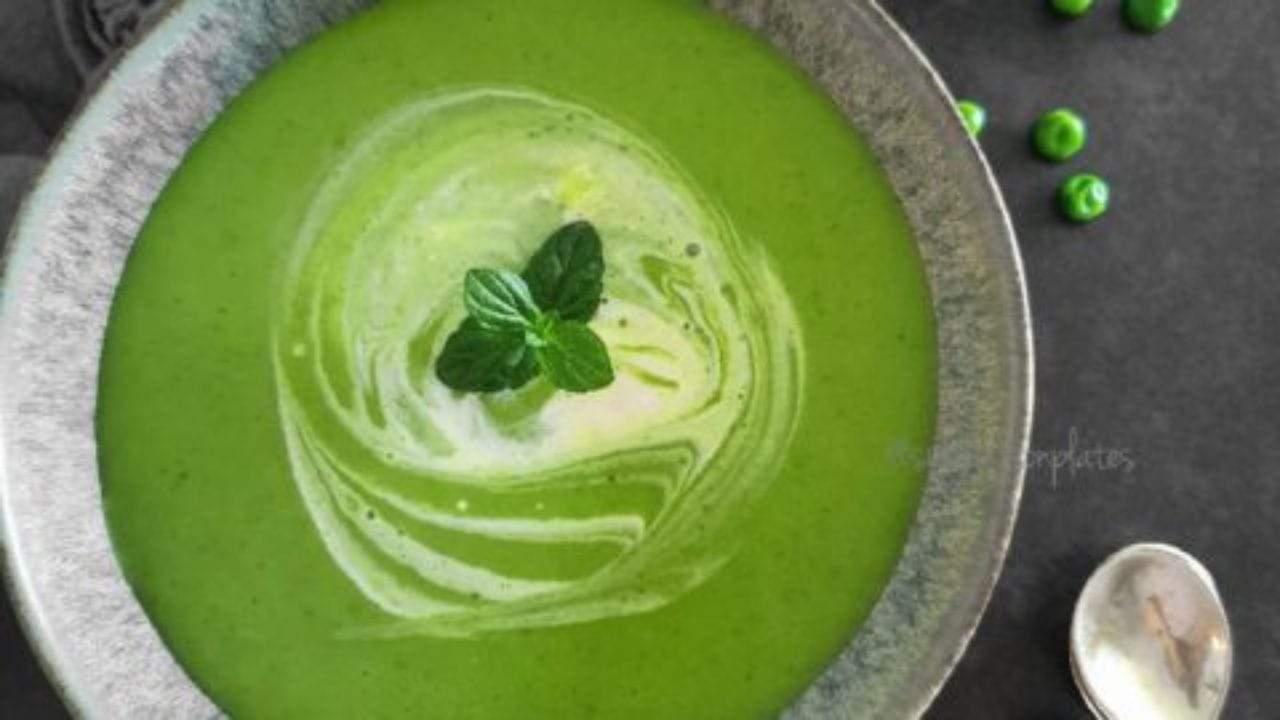 સૂપ બનાવવા માટ સૌથી પહેલા વટાણાની છાલને સાફ કરી તેના રેસા દૂર કરો. હવે છાલને નરમ કરવા અને કચરો દૂર કરવા માટે લગભગ 2 કલાક પાણીમાં પલાળી રાખો.