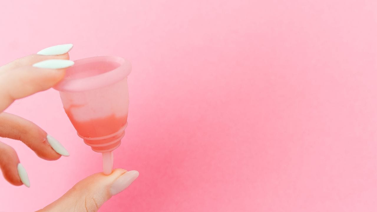 દરેક મહિલાને પીરિયડ્સ આવવા જરુરી હોય છે. પીરિયડ્સ મહિલાઓને સ્વસ્થ હોવાનો સંકેત છે પરંતુ કેટલીક મહિલાઓને પીરિયડ્સ આવવામાં સમસ્યાઓ આવે છે. આ ખરાબ હેલ્થના લક્ષણો પણ કહી શકાય છે.