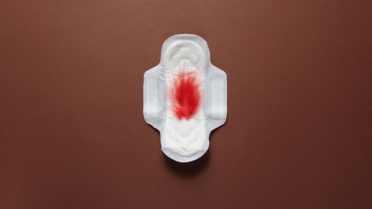 પીરિયડ્સ દરમિયાન દુખાવો થવાની સમસ્યા પ્રજનન સ્વાસ્થ સમસ્યાઓ જેમ કે, એન્ડોમેટ્રિયોસિસ, ફાઈબ્રોડ કે પછી પોલીસિસ્ટિક ઓવરી સિંડ્રોમની સાથે સાથે પાચન સાથે જોડાયેલી સમસ્યાઓ જેમ કે ઇરિટેબલ બોવેલ સિન્ડ્રોમ (IBS) સાથે જોડાયેલું હોય છે.