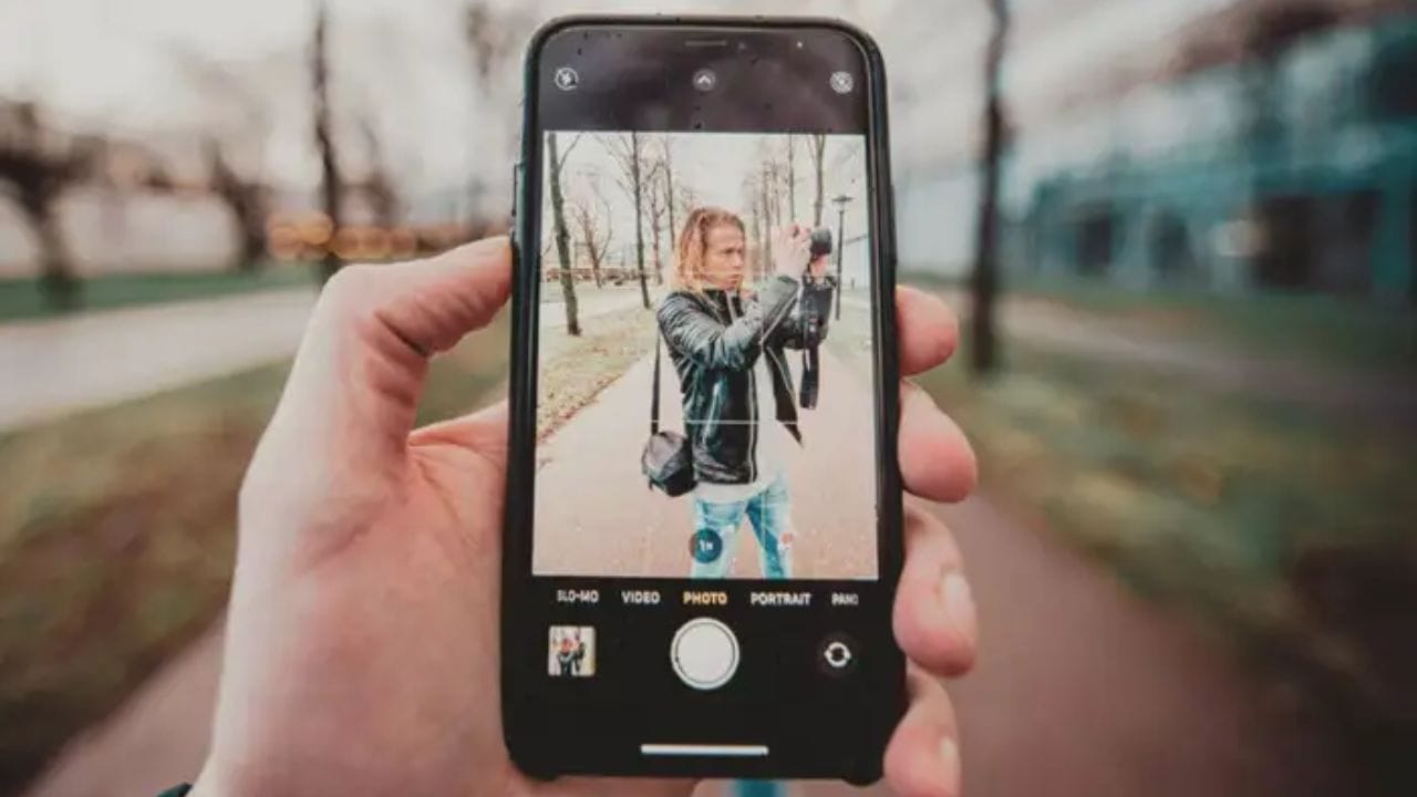 અંધારામાં ફોટા ક્લિક કરવાં: અંધારામાં તમારા ફોનથી ફોટા લેવાનું સામાન્ય રીતે મુશ્કેલ હોય છે, પરંતુ LiDar સ્કેનર સાથે, આ કાર્ય સરળ બને છે. આ સ્કેનર તમારા ફોનને વધુ ઝડપથી અને વધુ સરળતાથી ઓટોફોકસ કરવાની મંજૂરી આપે છે. એપલના મતે, LiDar સેન્સર ફોનના કેમેરાને ઓટોફોકસ લગભગ છ ગણું ઝડપી બનાવે છે. આ ખાસ કરીને ત્યારે ઉપયોગી છે જ્યારે તમારે ઝડપથી ફોટો કેપ્ચર કરવાની જરૂર હોય છે.