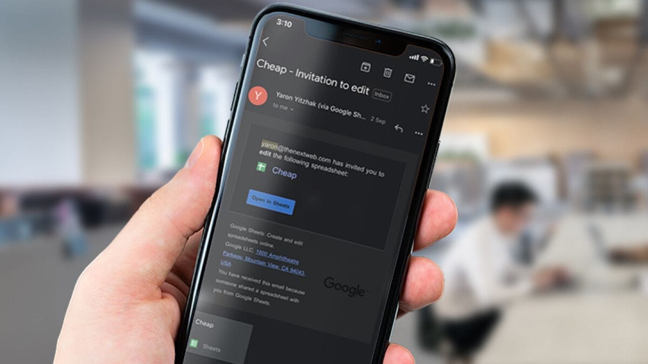 મેક યુઝ ઓફ ​​રિપોર્ટ (સંદર્ભ) સૂચવે છે કે લોકો માને છે કે OLED સ્ક્રીનવાળા ફોન પર ડાર્ક મોડ બેટરી બચાવે છે કારણ કે તે કાળા પિક્સેલ બંધ કરે છે. આ ફક્ત ત્યારે જ સાચું છે જો પિક્સેલ સંપૂર્ણપણે બ્લેક હોય. મોટાભાગના ડાર્ક મોડ ડાર્ક ગ્રેનો ઉપયોગ કરે છે. ગ્રે પિક્સેલ પણ પાવર વાપરે છે. તેથી, તે બેટરીમાં બહુ ફરક પાડતો નથી. OLED ડિસ્પ્લે પર ડાર્ક મોડને બેટરી સેવર તરીકે ઓળખવામાં આવે છે, પરંતુ તે સાચું નથી.