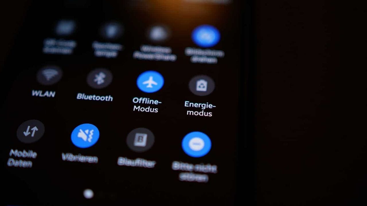 ઘણી એપ્સના સ્ક્રીનશોટ દર્શાવે છે કે લાઇટ મોડ સ્પષ્ટ અને વધુ સુંદર દેખાય છે. ડાર્ક મોડમાં, હાઇલાઇટ કરેલા વિસ્તારો ઘાટા હોય છે અને બેકગ્રાઉન્ડમાં તે વિચિત્ર દેખાય છે. ઉદાહરણ તરીકે, પ્લે સ્ટોરમાં વાદળી સફેદ પર સારું લાગે છે, પરંતુ કાળા પર નહીં. Gmail માં, કાળો ટેક્સ્ટ સફેદ પર સરળતાથી દેખાય છે, પરંતુ ડાર્ક મોડમાં આછો સફેદ ટેક્સ્ટ વિચિત્ર લાગે છે. ઘણી એપ્સમાં પાછળથી ડાર્ક મોડ ઉમેરવામાં આવે છે, તેથી તે સારી રીતે ડિઝાઇન કરવામાં આવતો નથી. 