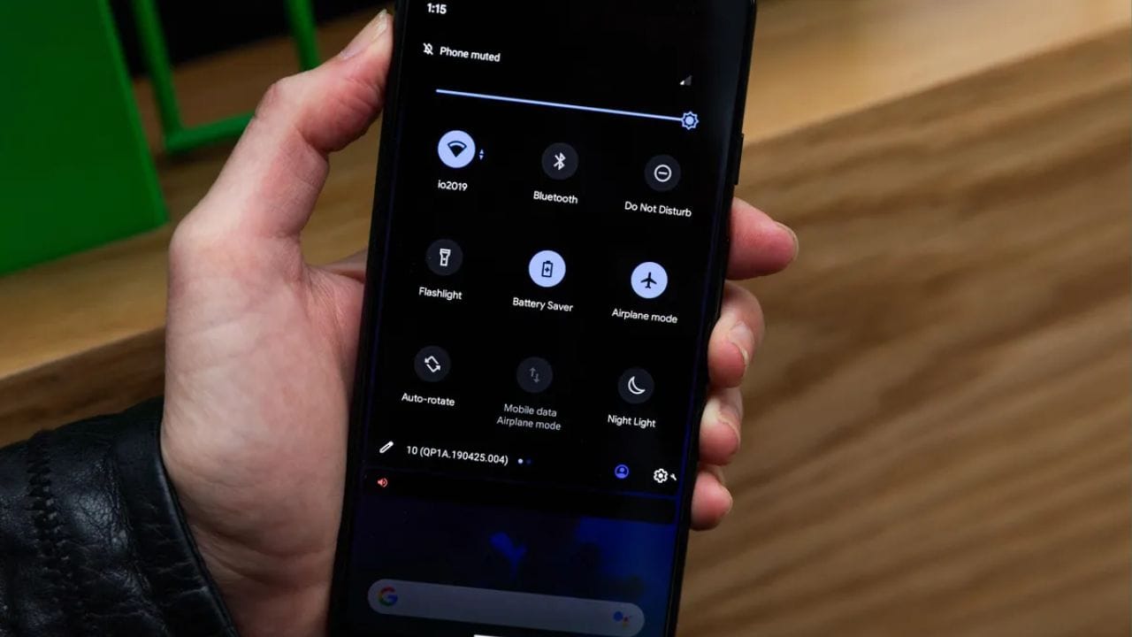 આજકાલ મોટાભાગના સ્માર્ટફોનમાં ડાર્ક મોડ વિકલ્પ હોય છે. ઘણા લોકો માને છે કે તે બેટરી બચાવે છે અને તેમની આંખો માટે સારું છે. તો શું ખરેખર ફોનમાં ડાર્ક મોડ ફોનની બેટરી બચાવે છે ચાલો જાણીએ