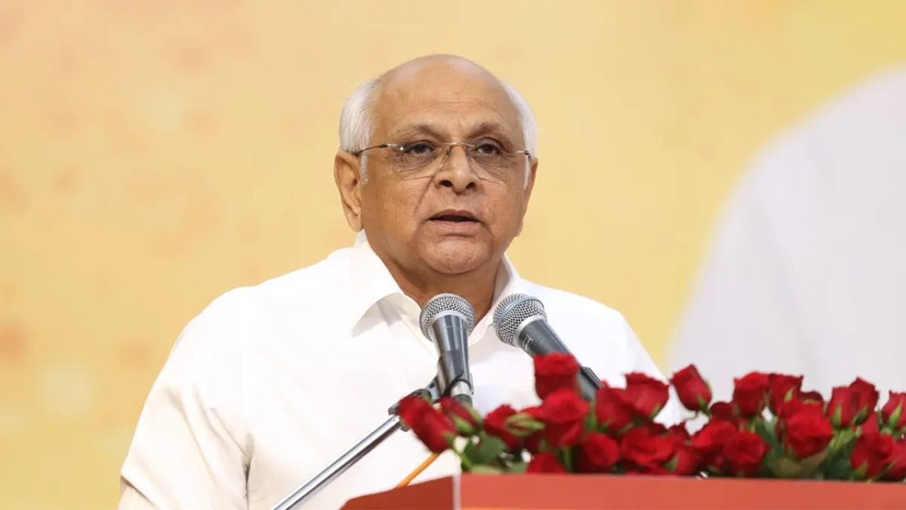 ગુજરાતમાં 17 ઓક્ટોબર 2025ના રોજ ગુજરાતના નવા મંત્રીમંડળની શપથવિધિ કરવામાં આવી હતી. નવા મંત્રીમંડળના તમામ મંત્રીઓએ 17 ઓક્ટોબરના રોજ શપથ લીધા હતા. ભાજપની સરકારમાં આગામી 2 વર્ષ માટે નવું મંત્રીમંડળ રચવામાં આવ્યુ છે. હર્ષ સંઘવીને ગૃહપ્રધાનના પદ સાથે જ નાયબ મુખ્યપ્રધાન તરીકે શપથ લીધા હતા. ત્યારે  નવા મંત્રી મંડળમાં પ્રફુલ પાનસેરિયા, કુંવરજી બાવળીયા, ઋષિકેશ પટેલ, પુરસોત્તમ સોલંકીએ રિપીટ થયા છે. તેમજ રીવાબાને શિક્ષણ વિભાગ સોંપવામાં આવ્યું છે. 