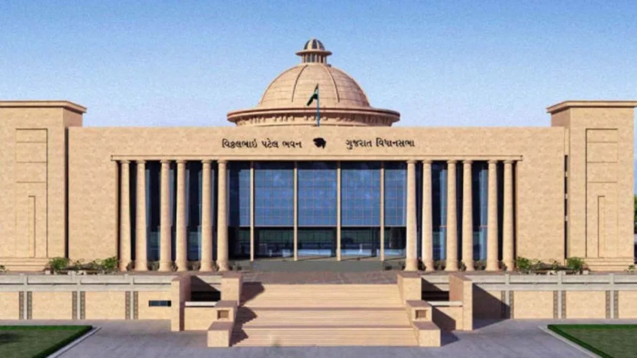 ગુજરાતના વિધાનસભા બેઠક કડી અને વિસાવદરની પેટાચૂંટણી યોજાવવામાં આવી હતી.આ બંન્ને બેઠકોની ચૂંટણી 19 જૂનના રોજ યોજાઈ હતી. જેની મતગણતરી 23 જૂનના દિવસે કરવામાં આવી હતી. વિસાવદર વિધાનસભા બેઠક પર આમ આદમી પાર્ટીના ગોપાલ ઈટાલીયાની ભવ્ય જીત થઈ હતી. જ્યારે ભાજપને 58,325 વોટ મળ્યા હતા, જ્યારે કોંગ્રેસના માત્ર 5,491 જ મત મળ્યા હતા. ત્યારે આ બેઠક પર ગોપાલ ઈટાલીયાની 17,581 મતે જીત થઈ હતી. 