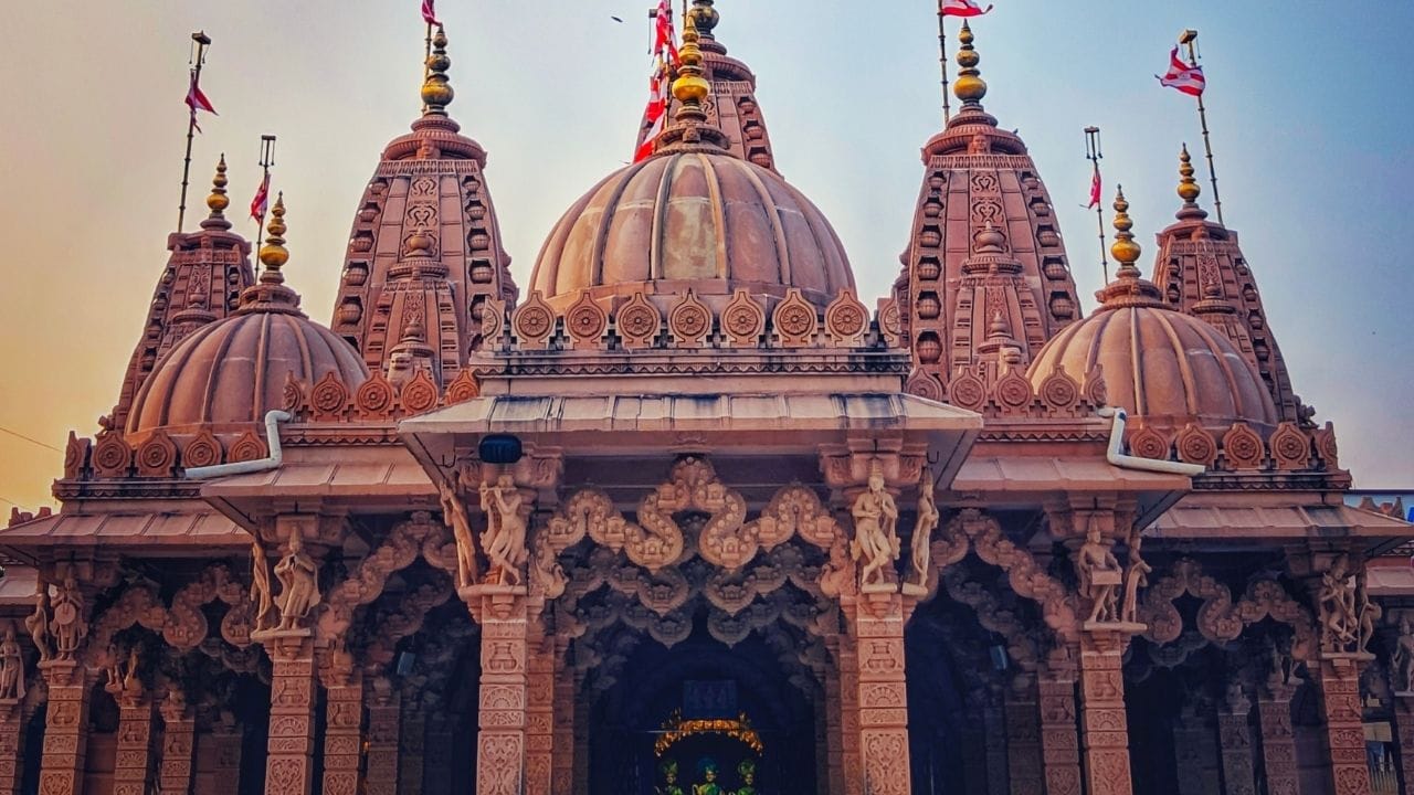 જોકે, શું તમે ક્યારેય વિચાર્યું છે કે શું તમે મંદિરમાં જતી વખતે કોઈ ભૂલ કરી રહ્યા છો? જો નહીં, તો ચાલો જાણીએ કે મંદિરમાં જતી વખતે તમારે શું ધ્યાનમાં રાખવું જોઈએ.