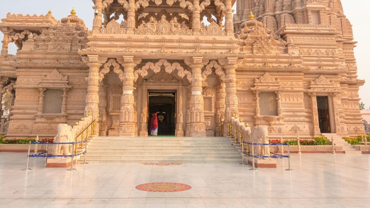 પ્રેમાનંદ મહારાજે સમજાવ્યું કે ક્યારેય ભગવાન કે ગુરુને એક હાથે નમન ન કરવું જોઈએ. આમ કરવું પાપ માનવામાં આવે છે. બંને હાથે નમન કરો.