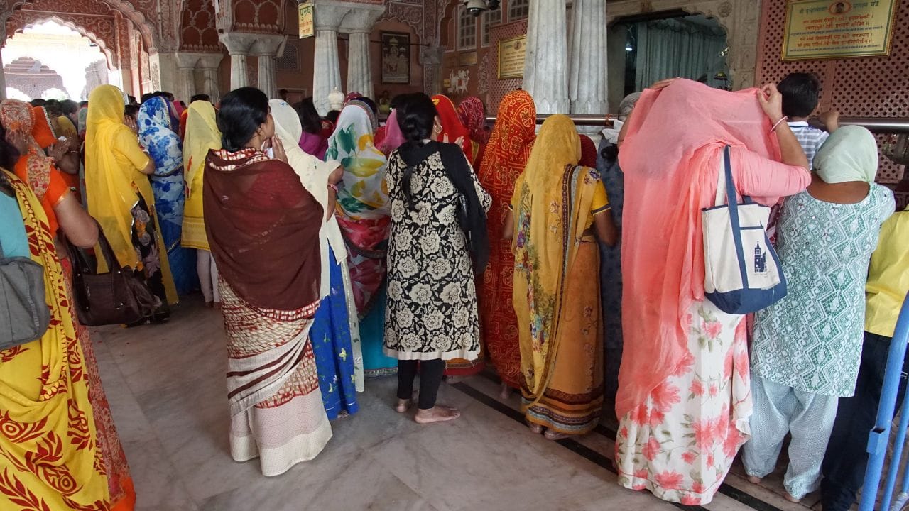 પરિક્રમા કરતી વખતે ક્યારેય ભગવાનની સામે એક જગ્યાએ ઊભા ન રહો. ભગવાનની જમણી બાજુથી પરિક્રમા શરૂ કરો અને પૂર્ણ કરો. મંદિરમાં ભગવાનની સામે પગ ફેલાવીને બેસો નહીં.