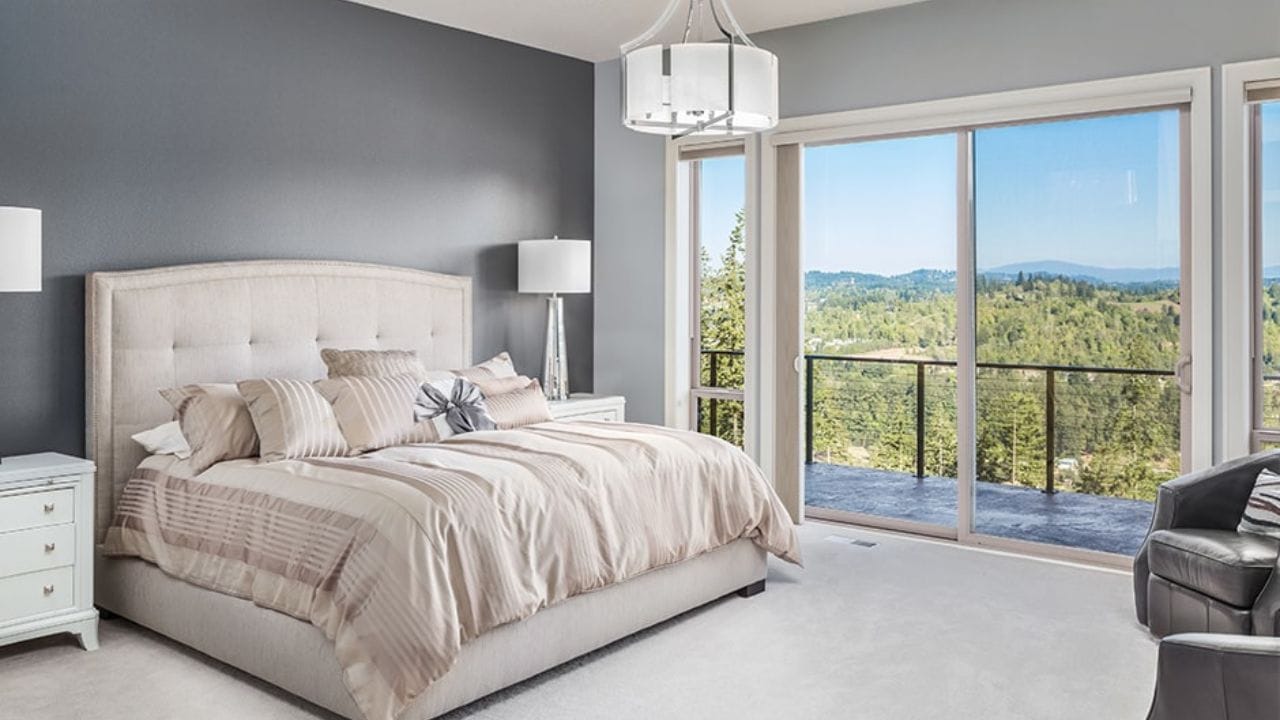 જો ઘરના દક્ષિણ ભાગમાં વધુ પડતો વાદળી કે સફેદ રંગનો ઉપયોગ કરવામાં આવે છે તો પુરુષ સ્ત્રી પ્રત્યે અસ્વસ્થતા અનુભવવા લાગે છે. આ વાસ્તુ ખામીઓ છૂટાછેડા તરફ દોરી શકે છે.