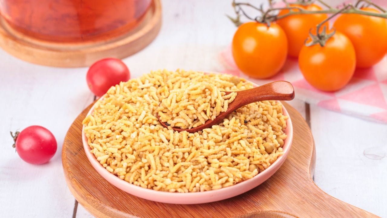 મમરા ખાવાના ફાયદા: ઇમ્યુનિટી: (immunity) મમરા રોગપ્રતિકારક શક્તિને મજબૂત બનાવવામાં સહાયક છે. ખરેખર, મમરામાં વિટામિન, ખનિજો અને ફાયટોકેમિકલ્સ ભરપૂર હોય છે, જે ઇમ્યુનિટી ને મજબૂત બનાવવામાં મદદ કરી શકે છે.