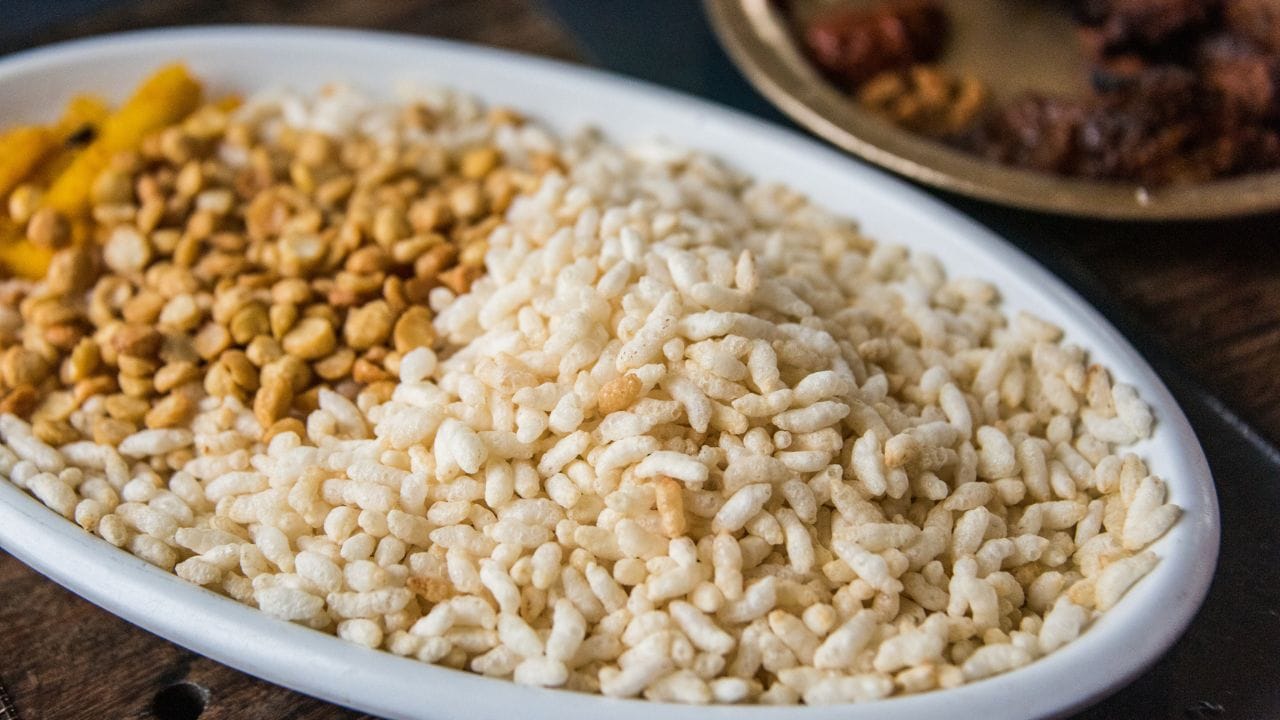 હાડકાં: (bones) હાડકાંને મજબૂત બનાવવા માટે મમરા ખાઓ. કેલ્શિયમ અને પોટેશિયમ જેવા પોષક તત્વો મમરામાં પૂરતા પ્રમાણમાં હાજર હોય છે, જે હાડકાંની નબળાઈને અટકાવવામાં મદદ કરી શકે છે.