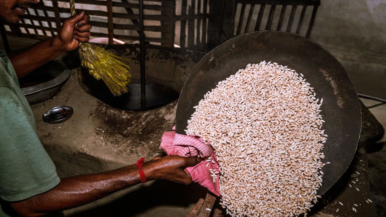 તમે મમરામાંથી તૈયાર કરેલ ભેળપુરી, ચિકી, પૌંઆ ચાટપુરી, લાડુનો ઉપયોગ તો કર્યો જ હશે. પરંતુ શું તમે તેના ફાયદાઓ વિશે જાણો છો? મમરા સ્વાસ્થ્ય માટે ખૂબ ફાયદાકારક માનવામાં આવે છે. ચાલો અમે તમને જણાવી દઈએ કે પ્રોટીન, એનર્જી, કાર્બોહાઇડ્રેટ, આયર્ન, પોટેશિયમ, નિયાસિન, થાઇમિન અને રાઇબોફ્લેવિન જેવા અન્ય ઘણા પોષક તત્વો તેમાં જોવા મળે છે,જે શરીરને ઘણી સમસ્યાઓથી બચાવવામાં મદદ કરી શકે છે.