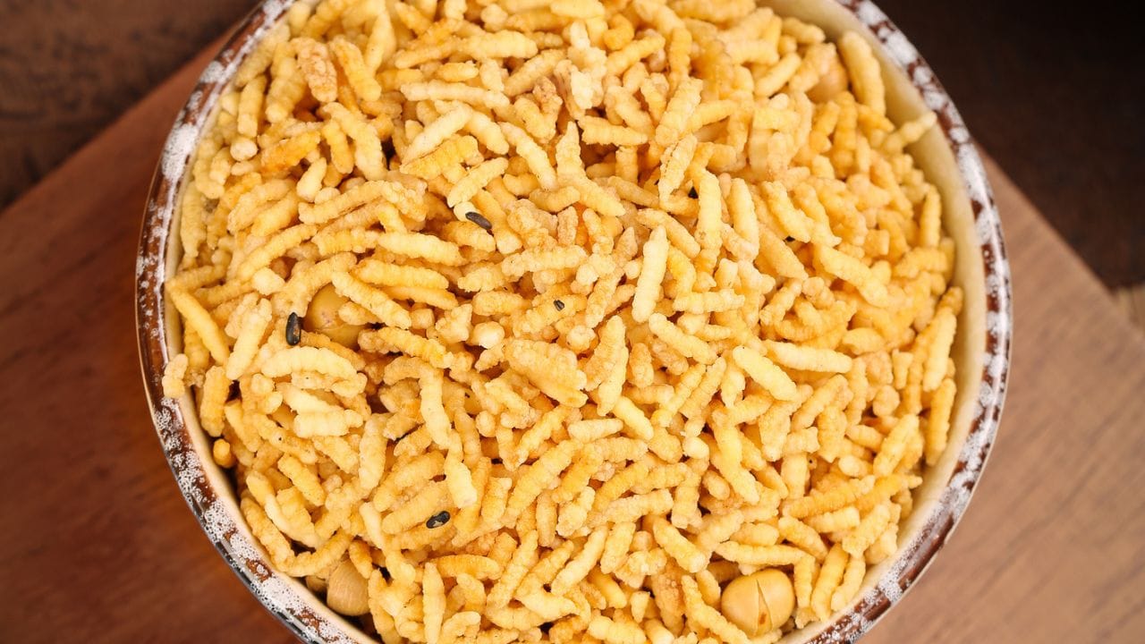 તમે મમરાને કોઈપણ સમયે નાસ્તા તરીકે વાપરી શકો છો. તે હળવા અને સ્વસ્થ છે. તે સરળતાથી પચાવી શકાય છે. તે પાચન માટે ખૂબ સારા માનવામાં આવે છે. એટલું જ નહીં, તેમાં જોવા મળતા વિટામિન રોગપ્રતિકારક શક્તિને વધારવામાં મદદગાર પણ માનવામાં આવે છે. તો ચાલો આજે તમને મમરા ખાવાના ફાયદાઓ વિશે જણાવીએ. 