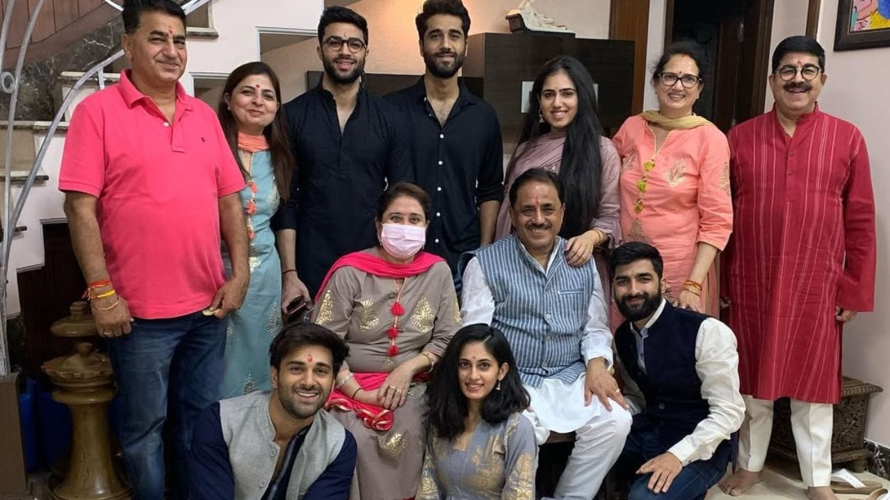 તેઓ દિલ્હીના એપીજય ઇન્સ્ટિટ્યૂટ ઓફ ડિઝાઇનમાં જાહેરાતના કોર્ષમાં જોડાયા. જોકે, પાંચ મહિના અભ્યાસ કર્યા પછી, તેમને મોડેલિંગમાં કામ કરવાનું શરું કર્યું.તેમણે તેમનું શિક્ષણ છોડી દીધું અને મુંબઈ ગયા, જ્યાં તેઓ કિશોર નમિત કપૂર દ્વારા ચલાવવામાં આવતા અભિનયના કોર્ષમાં જોડાયો હતો.