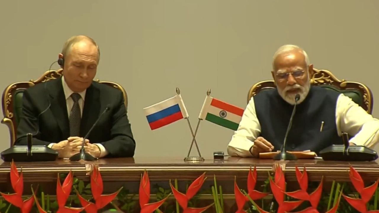 બેઠક પછી, વડા પ્રધાન નરેન્દ્ર મોદી અને રશિયન રાષ્ટ્રપતિ પુતિને સંયુક્ત પત્રકાર પરિષદ યોજી. પત્રકાર પરિષદમાં વડા પ્રધાન મોદીએ જણાવ્યું કે, "23મી ભારત-રશિયા સમિટમાં પુતિનનું સ્વાગત કરવું અત્યંત આનંદની વાત છે.