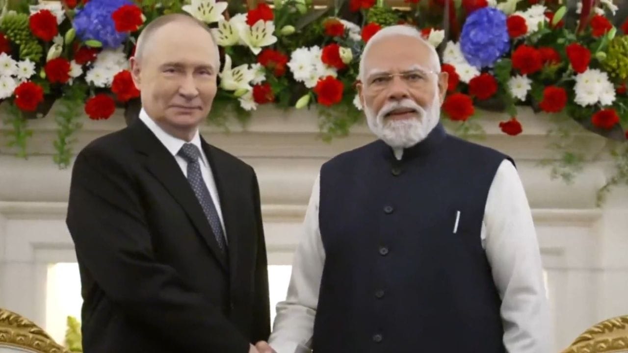 અમેરિકાના પૂર્વ રાષ્ટ્રપતિ ડોનાલ્ડ ટ્રમ્પે ભારત પર 50 ટકા ટેરિફ લાદ્યો છે અને ભારપૂર્વક જણાવ્યું છે કે ભારતને રશિયાથી તેલ ન ખરીદવું જોઈએ. જોકે, ભારત રશિયાથી તેલની ખરીદી ચાલુ રાખી રહ્યું છે. આ પરિસ્થિતિમાં, રશિયન રાષ્ટ્રપતિ પુતિને સંયુક્ત પત્રકાર પરિષદમાં મહત્વપૂર્ણ જાહેરાત કરી. તેમણે સ્પષ્ટ કર્યું કે, ભવિષ્યમાં કોઈ પણ પડકારો ઊભા થતા હોવા છતાં, રશિયા ભારતને ક્રૂડ ઓઇલનો પુરવઠો સતત જાળવી રાખશે.