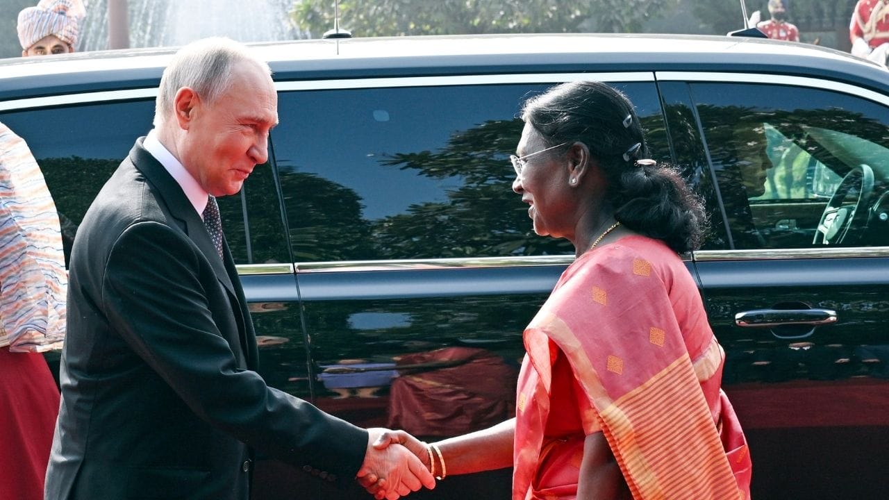 પુતિનની ભારત મુલાકાત એવા સમયે આવી રહી છે જ્યારે ભારત અને રશિયા વચ્ચેની મિત્રતા અનેક ઐતિહાસિક મંચોને પાર કરી રહી છે. સમગ્ર વિશ્વ પુતિનની મુલાકાત પર ધ્યાન કેન્દ્રિત કર્યું છે, અને ખાસ કરીને યુનાઇટેડ સ્ટેટ્સ તેની પર ખાસ ધ્યાન આપી રહ્યું છે."