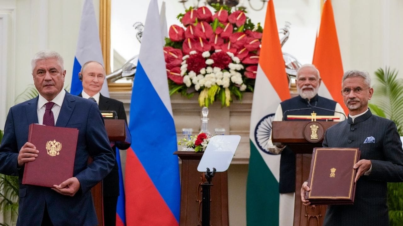 આ જાહેરાત અમેરિકાને માટે એક મોટો આંચકો તરીકે જોવા મળી રહી છે. જ્યારે અમેરિકા ભારતને રશિયા પાસેથી તેલ ન ખરીદવા માટે દબાણ કરી રહ્યું છે, ત્યારે પુતિનની સીધી અને મહત્વપૂર્ણ જાહેરાત ભારત માટે સ્પષ્ટ સમર્થનનો સંકેત છે. રશિયાએ થોડા દિવસો પહેલા ભારતને પ્રતિ બેરલ ક્રૂડ ઓઇલમાં વિશેષ ડિસ્કાઉન્ટ પણ આપવાનું નિર્ણય લીધું છે, જે બંને દેશોની વ્યાપારિક અને સ્ટ્રેટેજિક ભાગીદારીને વધુ મજબૂત બનાવે છે.