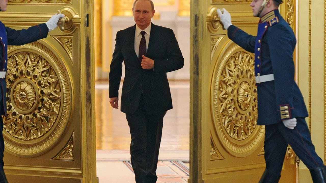 Putin right arm mystery