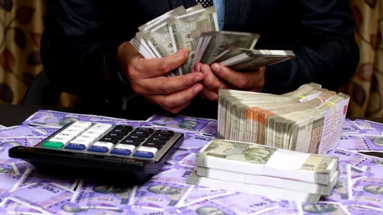 ત્યારબાદ સરકાર RBI કાયદાની જોગવાઈઓ હેઠળ સત્તાવાર સૂચના જાહેર કરે છે. આ સૂચના ઔપચારિક રીતે જૂની નોટોને ચોક્કસ તારીખથી અમાન્ય જાહેર કરે છે. પછી તે કાનૂની ટેન્ડર તરીકે બંધ થઈ જાય છે. નોટબંધીની જાહેરાત થતાં જ અમલીકરણનો તબક્કો શરૂ થાય છે. RBI બેંકોને નવી ચલણી નોટો સપ્લાય કરે છે. વધુમાં RBI રોકડ પ્રવાહનું સંચાલન કરે છે અને નોટબંધી કરાયેલી નોટોના વિનિમય અથવા જમા કરવા માટે માર્ગદર્શિકા નક્કી કરે છે.