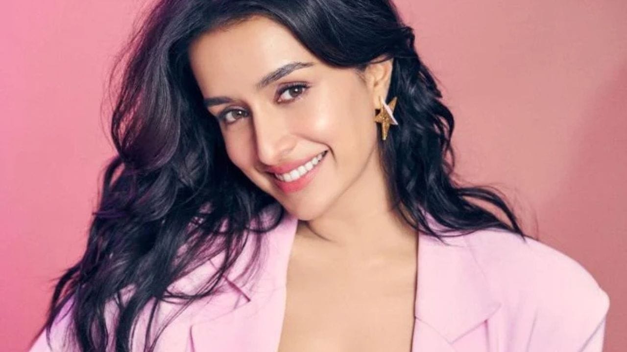 રાહુલ મોદીનો જન્મ 7 ઓક્ટોબર 1990ના રોજ થયો હતો, જ્યારે શ્રદ્ધા કપૂરનો જન્મ 3 માર્ચ 1987ના રોજ થયો હતો. તેમની વચ્ચે ત્રણ વર્ષનો તફાવત છે.રાહુલ મોદીની બહેનનું નામ સોનિકા મોદી છે.