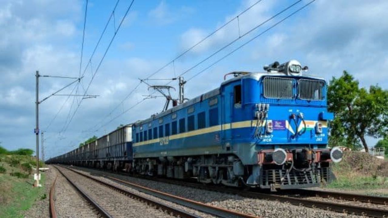 20 વર્ષમાં સૌથી ઓછા ટ્રેન અકસ્માતો: 2025 માં ટ્રેન અકસ્માતોની સંખ્યા છેલ્લા 20 વર્ષમાં સૌથી ઓછી હતી. એપ્રિલ અને નવેમ્બર દરમિયાન ફક્ત 11 અકસ્માતો નોંધાયા હતા. જોકે કેટલાક મોટા અકસ્માતો થયા હતા, એકંદર સલામતીમાં નોંધપાત્ર સુધારો જોવા મળ્યો હતો.
