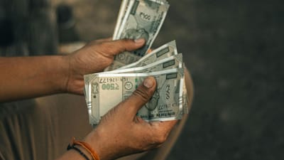 ભારતીય રિઝર્વ બેંકે આવી નોટ બદલવા નિર્દેશ પણ આપ્યો છે.RBIના નિયમો અનુસાર, કોઈપણ બેંકને ફાટેલી નોટો બદલવાનો ઇનકાર કરવાનો અધિકાર નથી. તમારા અધિકાર જાણી લો.