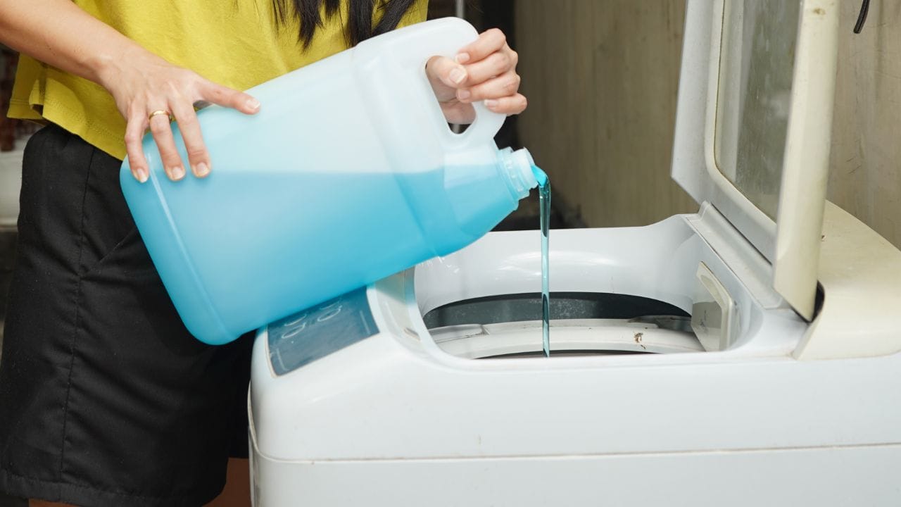 LG (રેફ.) અનુસાર, વોશિંગ મશીનમાં એકસાથે ખૂબ જ વધારે કપડાં ભરવાથી વીજળીનો વપરાશ વધે છે અને મશીનને નુકસાન પણ થઈ શકે છે. ભારે લોડને સ્પિન કરવા માટે મશીનને વધુ મહેનત કરવી પડે છે, જેના કારણે વીજળી વધુ વપરાય છે. જ્યારે ડ્રમ ખૂબ ભરાઈ જાય છે, ત્યારે પાણી અને સાબુ દરેક કપડાં સુધી યોગ્ય રીતે પહોંચતા નથી. પરિણામે કપડાં સારી રીતે સાફ થતા નથી અને ફરીથી ધોવા પડે છે, જેનાથી બમણી વીજળી વપરાય છે. તેથી હંમેશા મશીનની ક્ષમતાને ધ્યાનમાં રાખીને જ કપડાં ભરો.