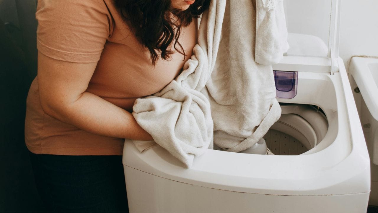 મશીનને સ્વચ્છ અને સારી સ્થિતિમાં રાખવાથી પણ વીજળીનો વપરાશ ઘટે છે. દર 10થી 15 વોશ પછી મશીનના ફિલ્ટરને સાફ કરો. જો ફિલ્ટરમાં ગંદકી ભરાઈ જાય, તો મશીનને વધુ મહેનત કરવી પડે છે અને વધુ વીજળી વપરાય છે. મશીનને સમતલ જગ્યા પર રાખો અને દરવાજાના રબરને નિયમિત રીતે સાફ કરો. વર્ષમાં એક વખત ખાલી મશીનમાં ગરમ પાણી અને સરકો નાખીને ચલાવો. આ મશીનને અંદરથી સાફ રાખશે અને લાંબા સમય સુધી સારી રીતે કામ કરવામાં મદદ કરશે.