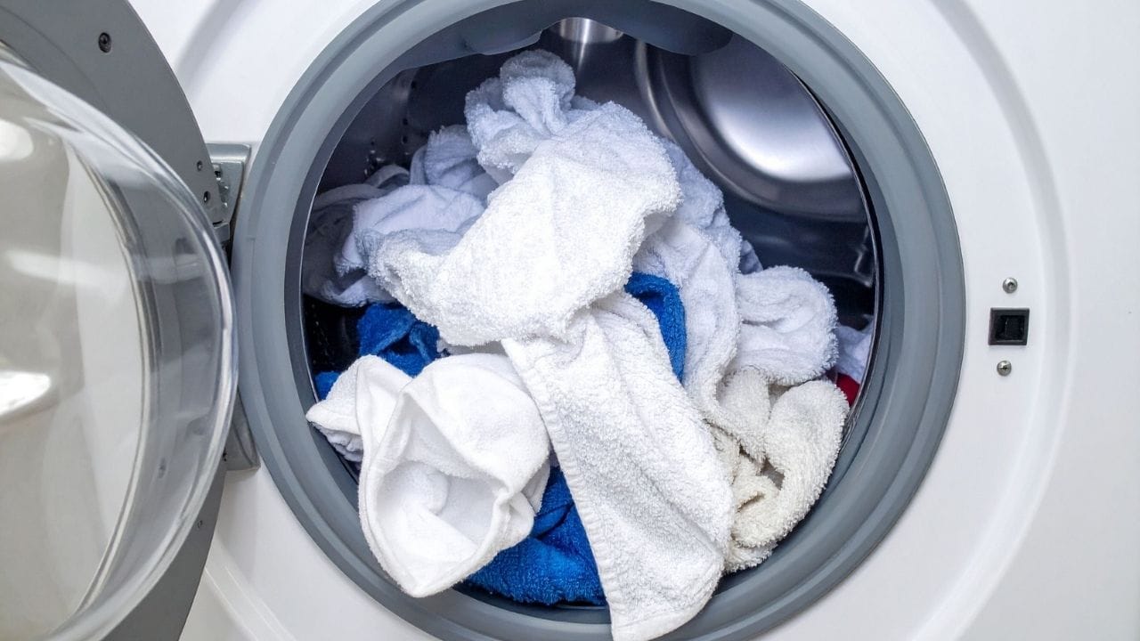 થોડા કપડાં માટે મશીન ચલાવવી એ એક મોટી ભૂલ છે. કારણ કે મશીન થોડા કપડાં હોવા છતાં લગભગ સંપૂર્ણ લોડ જેટલી જ વીજળી વાપરે છે. તેથી શ્રેષ્ઠ વિકલ્પ એ છે કે મશીન પૂરું ભરાય ત્યાં સુધી રાહ જુઓ. અઠવાડિયામાં બે અથવા ત્રણ વખત મશીન ચલાવવાથી, દરરોજ થોડા કપડાં ધોવા કરતાં વીજળીનો વપરાશ ઘણો ઓછો થાય છે. જોકે, ધ્યાન રાખવું કે મશીન ઓવરલોડ ન થાય.