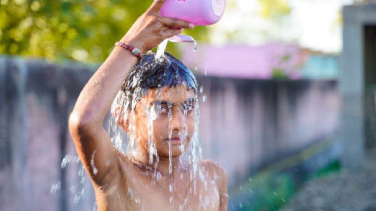 તેમનું કહેવું છે કે, ભારતમાં શિયાળા દરમિયાન તાપમાનમાં નોંધપાત્ર ઘટાડો થાય છે. તેથી ઉંમર, સ્વાસ્થ્ય અને પરિસ્થિતિઓને સમજવી મહત્વપૂર્ણ છે કે કયા ઉંમર, સ્વાસ્થ્ય અને કયા સંજોગોમાં ઠંડા પાણીથી સ્નાન કરવું યોગ્ય છે. નિષ્ણાતો સલાહ આપે છે કે જે કોઈપણ વ્યક્તિને પહેલાથી શરદી, તાવ, સાંધાનો દુખાવો અથવા બ્લડ પ્રેશર હોય તેણે ઠંડા પાણીથી સ્નાન કરવાનું ટાળવું જોઈએ.