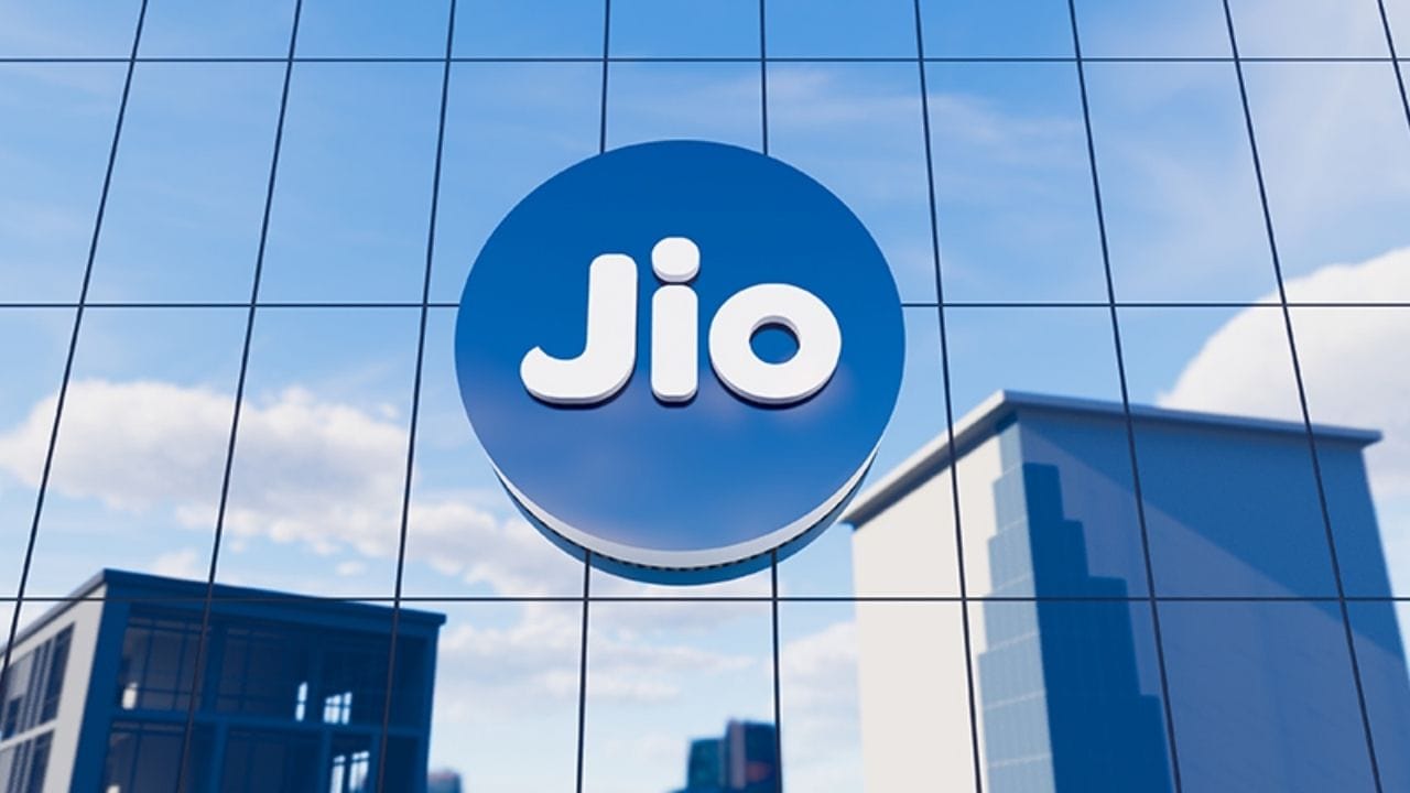 રિલાયન્સ જિયોનો ટેલિકોમ વ્યવસાય પહેલીવાર ફ્રી કેશ ફ્લો-પોઝિટિવ બન્યો છે. સબસ્ક્રાઇબર વૃદ્ધિ, ઘટતા મૂડી ખર્ચ અને ARPUમાં સતત વધારાને કારણે EBITDAમાં મજબૂત વધારો નોંધાયો છે અને કમાણીમાં લગભગ 18% વૃદ્ધિ થઈ છે. ડિજિટલ અને વાયરલેસ બંને ક્ષેત્રોમાં મજબૂત પ્રદર્શનને કારણે ટેલિકોમ ROCE લગભગ 7% પર સ્થિર છે.