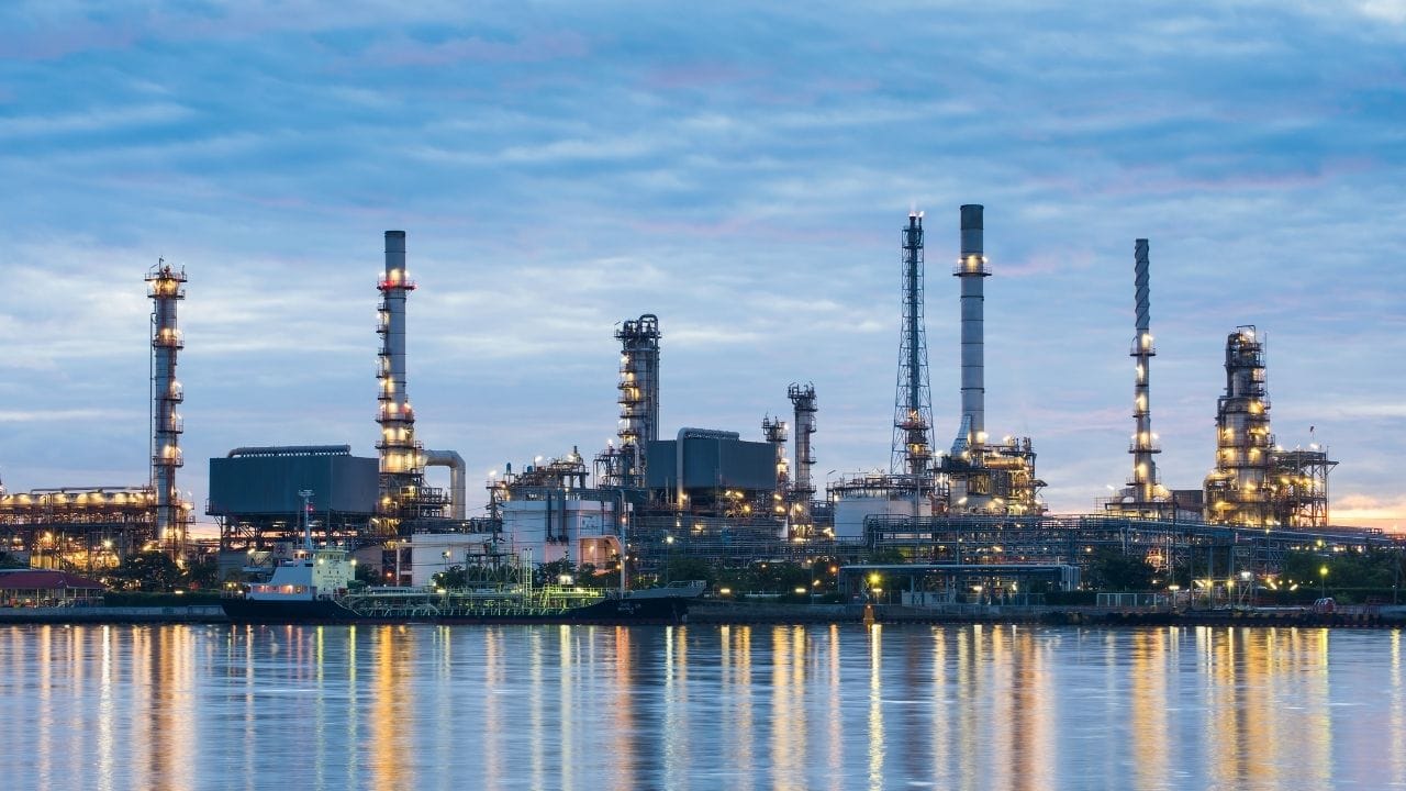 રિલાયન્સની સૌથી મોટી તાકાત તેનું વૈવિધ્યસભર બિઝનેસ મોડેલ માનવામાં આવે છે. તેલ અને રિફાઇનિંગથી લઈને ટેલિકોમ, રિટેલ અને ડિજિટલ સેવાઓ સુધી, કંપની અનેક સેક્ટરમાં મજબૂત હાજરી ધરાવે છે. વૈશ્વિક અનિશ્ચિતતા વચ્ચે પણ કંપનીની આવક અને નફા પર મોટી અસર પડી નથી. તાજેતરના ત્રિમાસિક પરિણામોમાં આવક અને નફામાં મજબૂત વૃદ્ધિ જોવા મળી છે, જેના કારણે રોકાણકારોની ભાવના વધુ સકારાત્મક બની છે.