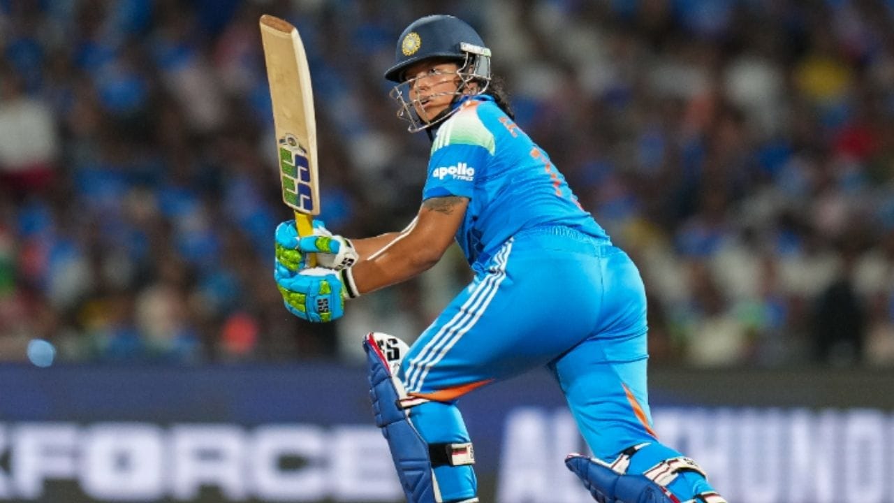 રિચાએ તેનું પ્રારંભિક શિક્ષણ માર્ગારેટ સિસ્ટર નિવેદિતા ઇંગ્લિશ સ્કૂલ, સિલિગુડીમાં પૂર્ણ કર્યું હતું. તેના પિતાની ઈચ્છા હતી કે તે ટેબલ ટેનિસ ખેલાડી બને, પરંતુ રિચામાં ક્રિકેટ પ્રત્યે વધારે રસ વિકસ્યો અને તેણીએ 11 વર્ષની ઉંમરથી ક્રિકેટ રમવાનું શરૂ કર્યું. આજે રિચા ઘોષનું નામ ICC ની અનેક આંતરરાષ્ટ્રીય રેન્કિંગ્સમાં જોવા મળે છે.