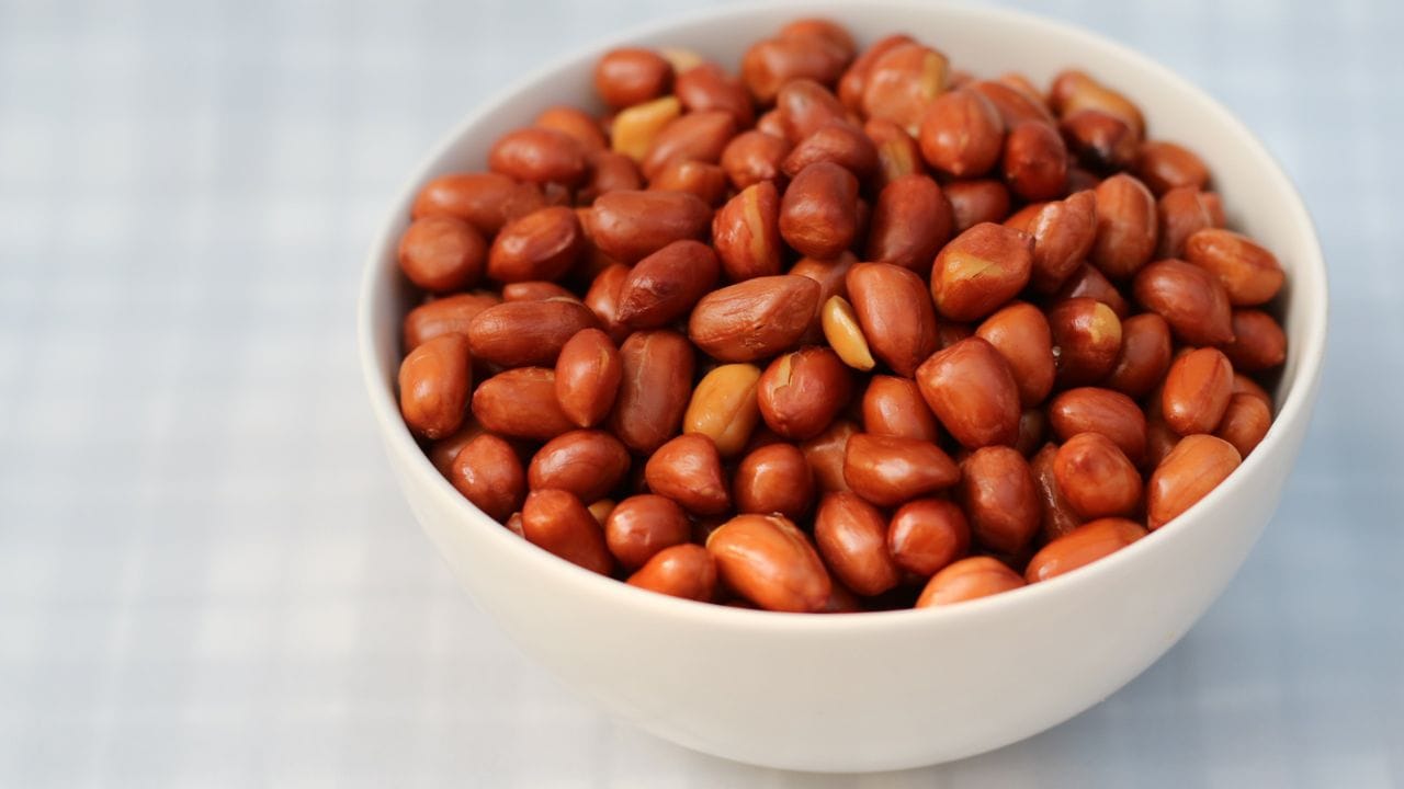 દરેક ખોરાક દરેક માટે યોગ્ય હોય જ એવું જરૂરી નથી. શેકેલા મગફળી પણ આમાંથી અપવાદ નથી. કેટલીક સ્વાસ્થ્ય પરિસ્થિતિઓમાં તેનું સેવન નુકસાનકારક સાબિત થઈ શકે છે. તેથી, શેકેલા મગફળી કોણે ટાળવી જોઈએ અને વધુ અથવા અયોગ્ય સેવનથી કઈ આડઅસરો થઈ શકે છે તે સમજવું ખૂબ જ મહત્વપૂર્ણ છે.