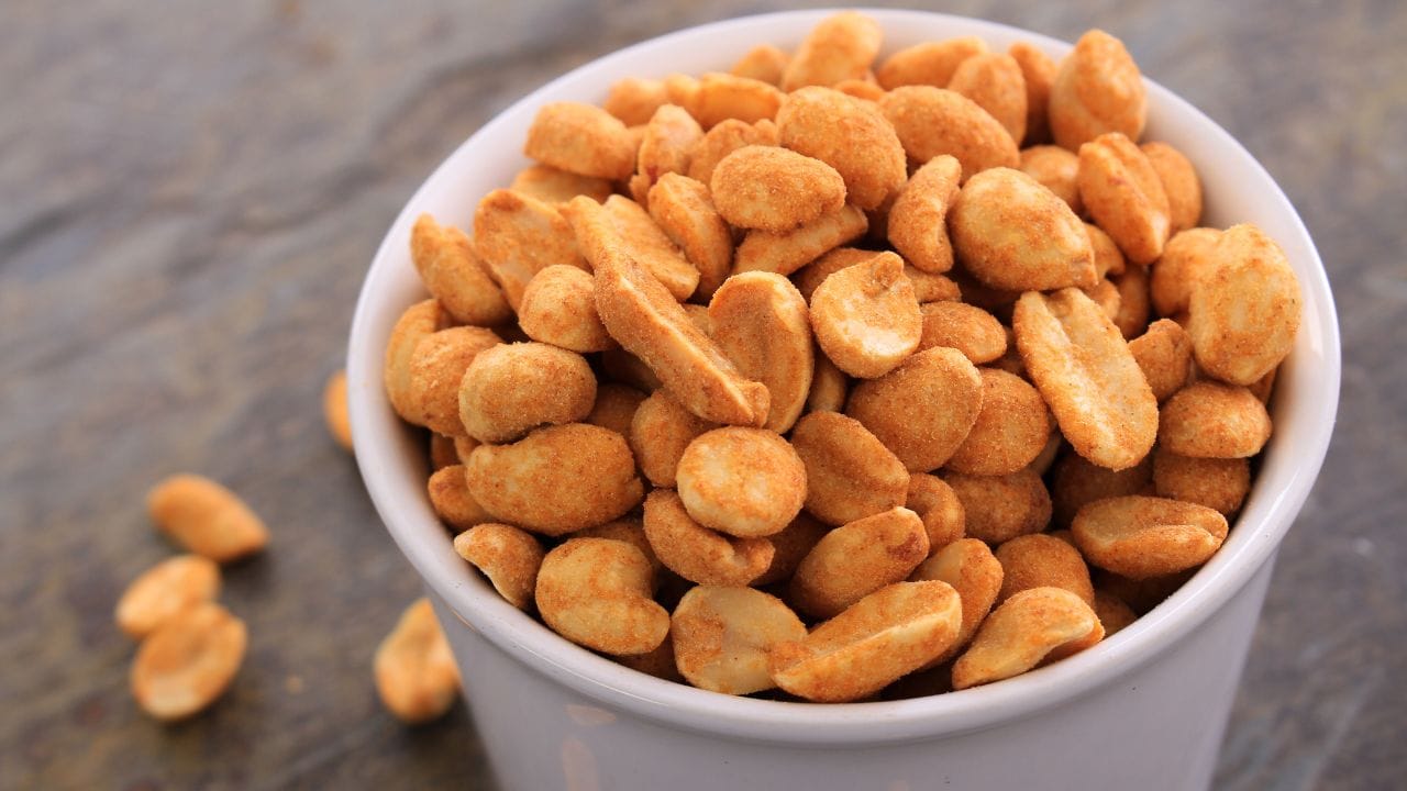 આયુર્વેદ નિષ્ણાત કિરણ ગુપ્તા અનુસાર, જેમને ગેસ, અપચો, કબજિયાત અથવા પેટ ફૂલવાની સમસ્યા હોય, તેમણે શેકેલા મગફળી ટાળવી જોઈએ. મગફળીમાં ફાઇબરનું પ્રમાણ વધારે હોય છે, જે આવા લોકોને વધુ ગેસ અને અસ્વસ્થતા આપી શકે છે. જો મગફળી ખાવાની ઇચ્છા હોય, તો તેને રાત્રે પાણીમાં પલાળી અને મર્યાદિત માત્રામાં ખાવાની સલાહ આપવામાં આવે છે.