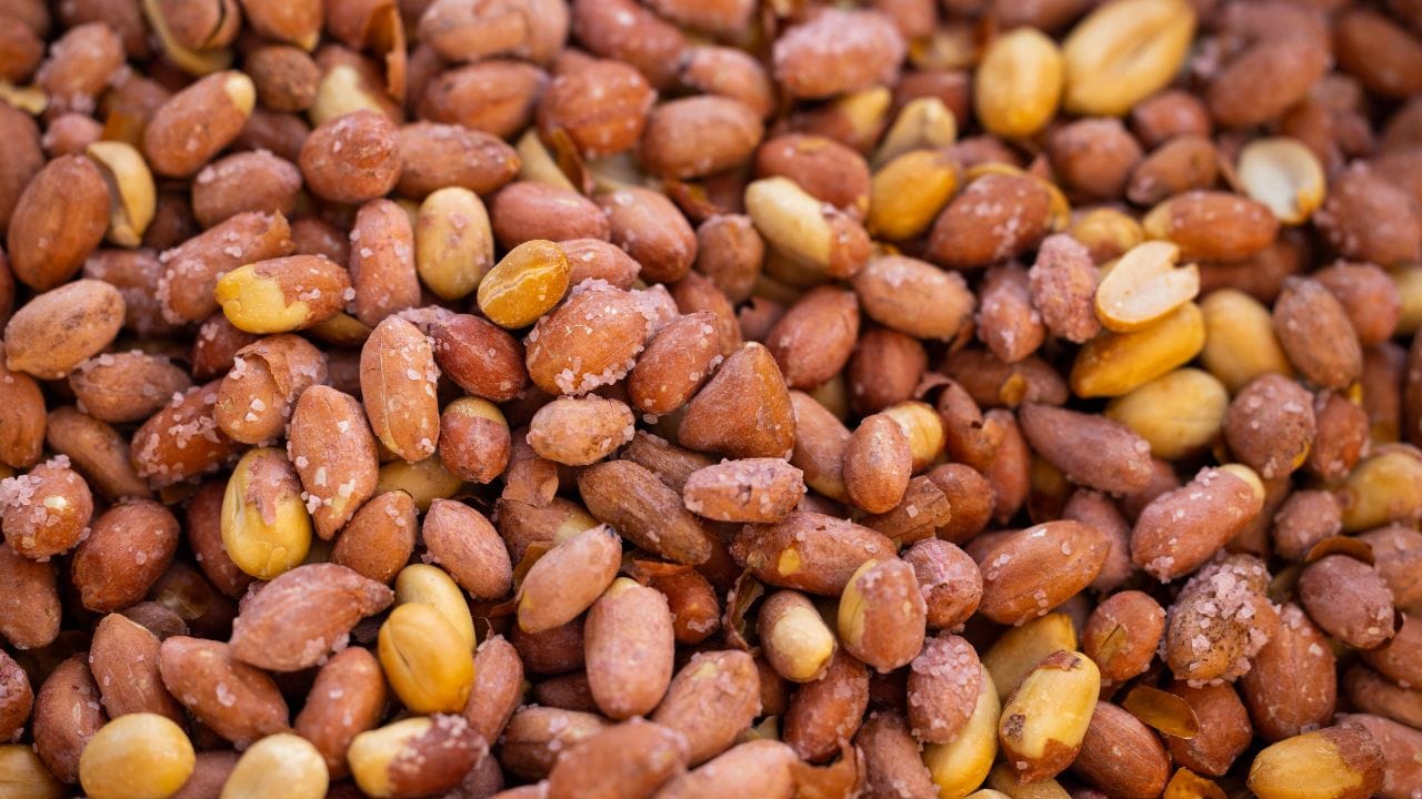 જેઓને મગફળીની એલર્જી હોય તેમણે મગફળી કોઈપણ રૂપમાં ન ખાવી જોઈએ. મગફળીની એલર્જી ખંજવાળ, ચામડી પર ચાંબા, શ્વાસ લેવામાં તકલીફ અને ગંભીર સ્થિતિમાં એલર્જિક રિએક્શનનું કારણ બની શકે છે.