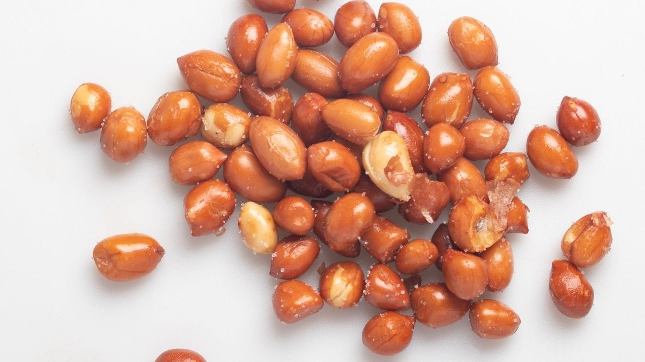 ડાયાબિટીસના દર્દીઓએ ખાસ કરીને મીઠાવાળી અથવા વધારે શેકેલી મગફળી ખાવાથી બચવું જોઈએ. આવી મગફળી બ્લડ શુગર લેવલને અસર કરી શકે છે. જો મગફળી ખાવાની જરૂર હોય, તો માત્ર ડૉક્ટરની સલાહ મુજબ અને મર્યાદિત માત્રામાં જ સેવન કરવું યોગ્ય છે. (નોંધ : અહીં આપવામાં આવેલી માહિતી ફક્ત આપની જાણકારી માટે છે. કોઈ ઈલાજ માટે નિષ્ણાંતોની સલાહ લેવી જરૂરી છે.)