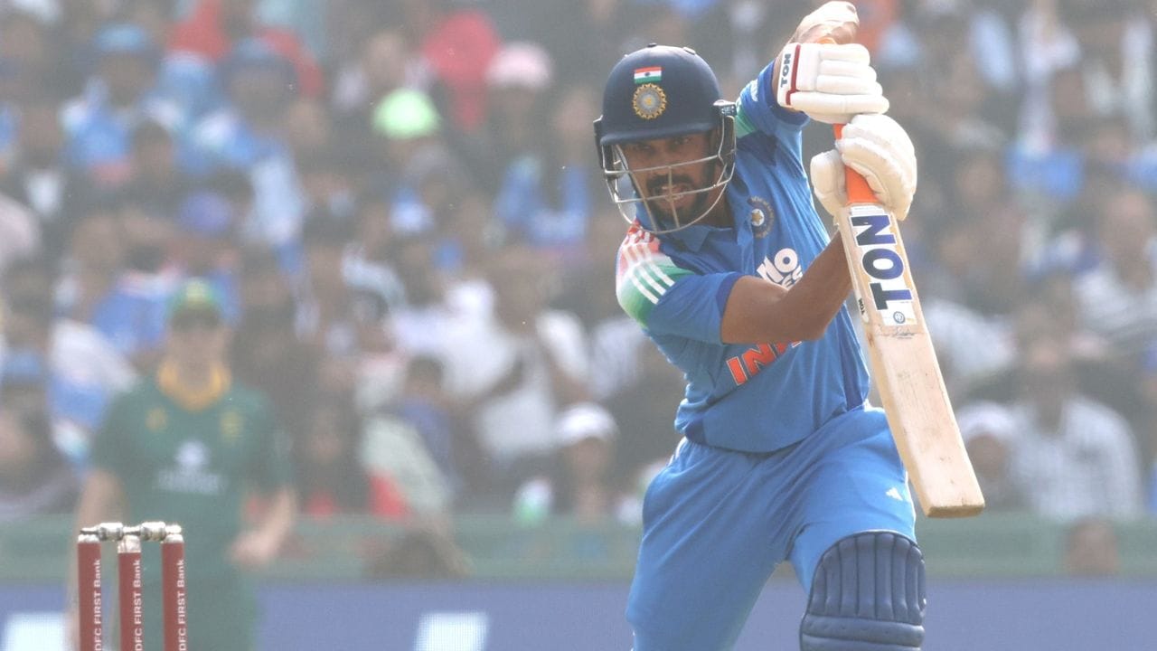 જ્યારે ગાયકવાડ ક્રીઝ પર આવ્યો ત્યારે ટીમ મુશ્કેલીમાં હતી. રોહિત અને જયસ્વાલ આઉટ થઈ ગયા હતા, પરંતુ ત્યારબાદ ગાયકવાડે વિરાટ કોહલી સાથે એક નોંધપાત્ર ભાગીદારી બનાવી. 